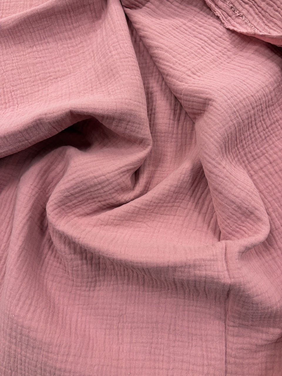 Růžová bavlněná tkanina s vrásněním