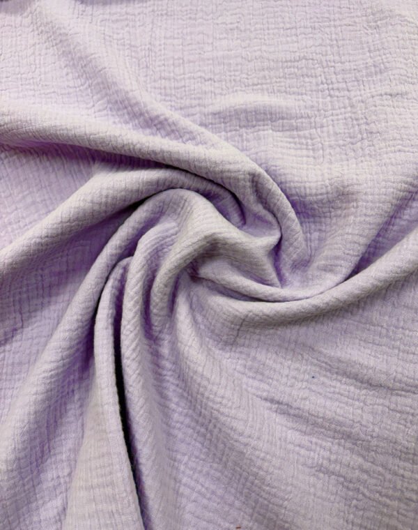 Lehká fialová látka s jemným vzorem.