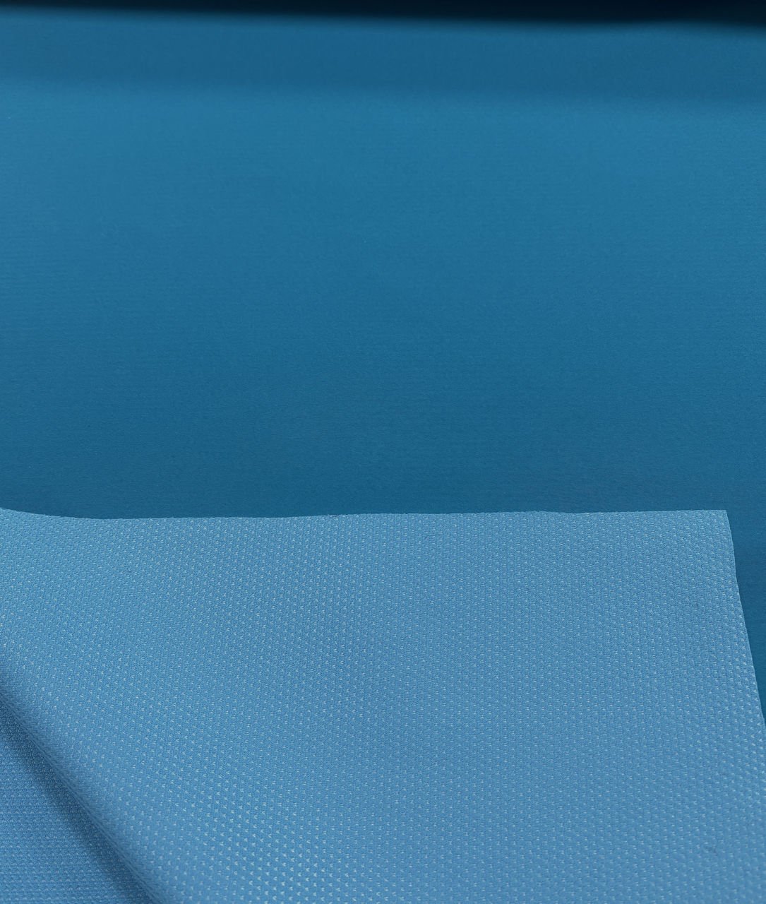 Modrá hladká a texturovaná látka vedle sebe.