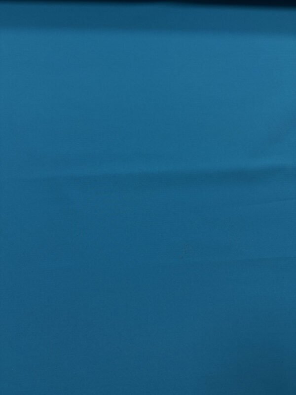 Modrá textilie s jemným vzorem