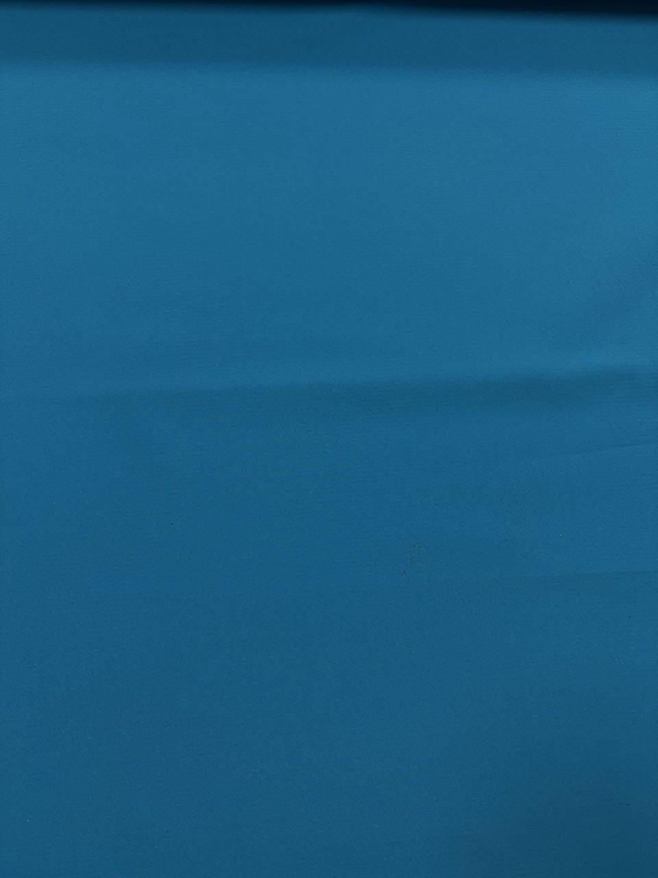 Modrá textilie s jemným vzorem