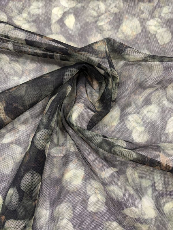 Květinová textilie se světle zelenými listy.