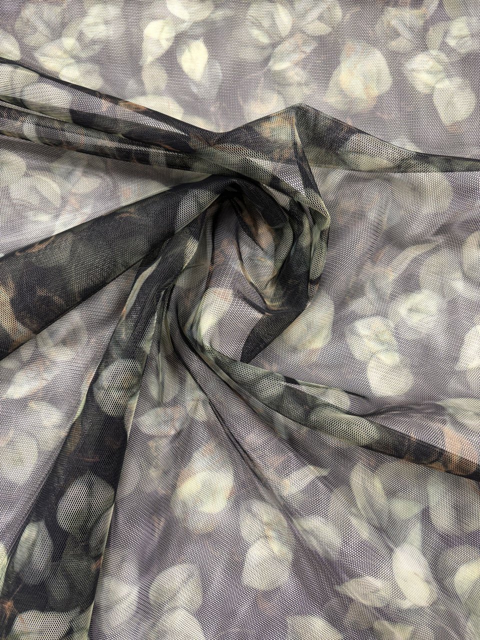 Květinová textilie se světle zelenými listy.