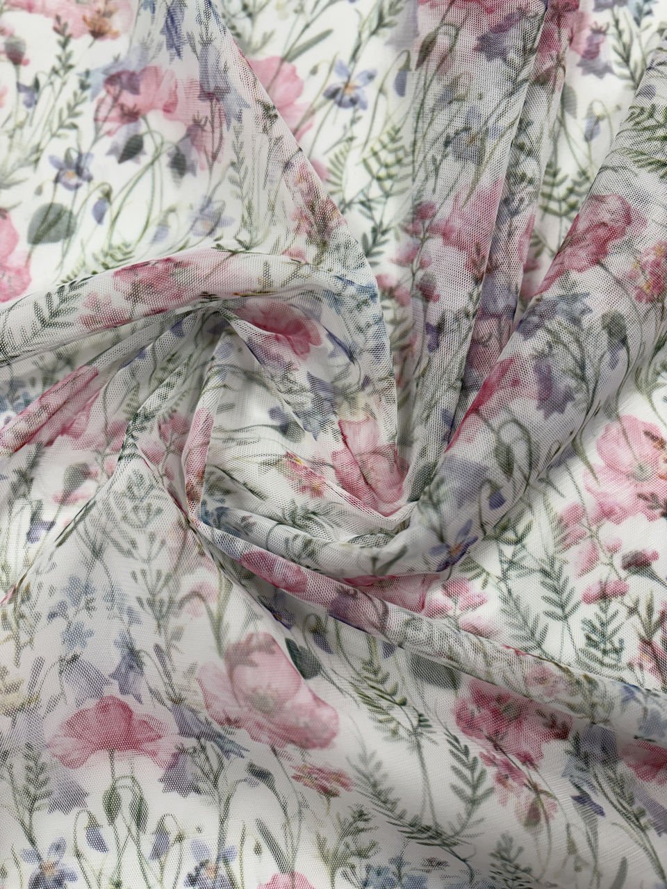 Květinová látka s růžovými a fialovými vzory