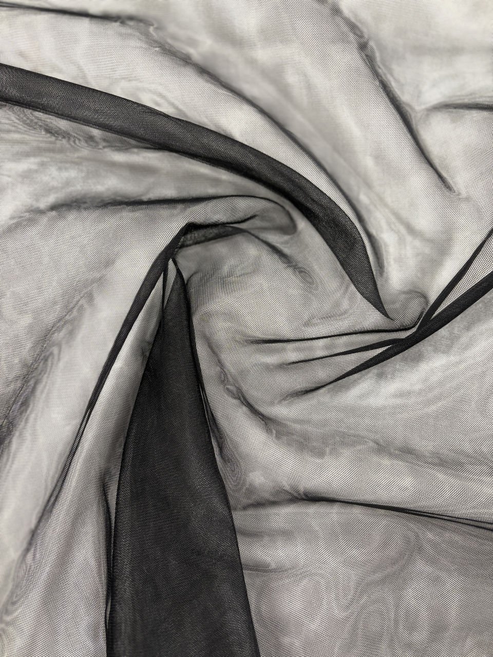 Černá síťová látka na bílém pozadí