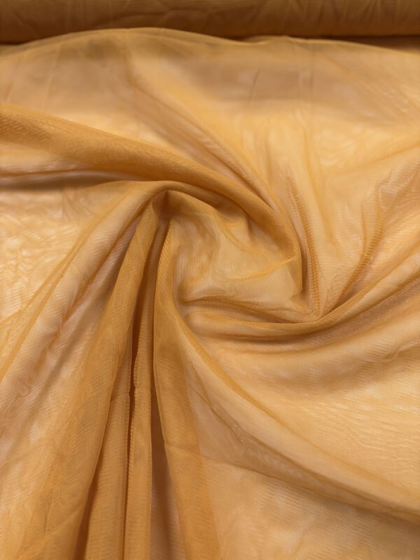 Béžová krepovaná látka s jemným vzorem.