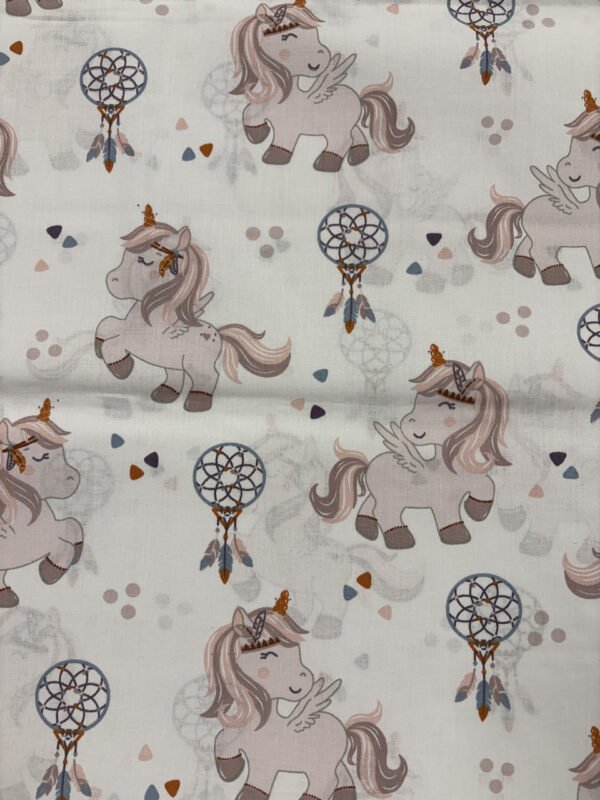 Kreslení jednorožci a lapače snů na látce.