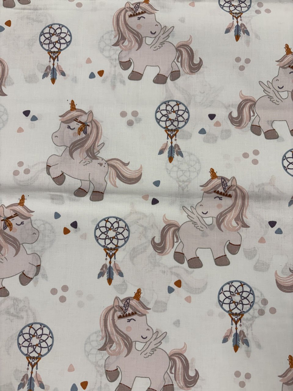 Kreslení jednorožci a lapače snů na látce.