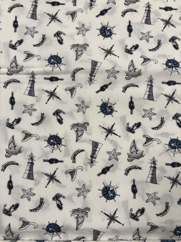 Námořní motivy: majáky, kormidla, kotvy, hvězdice.