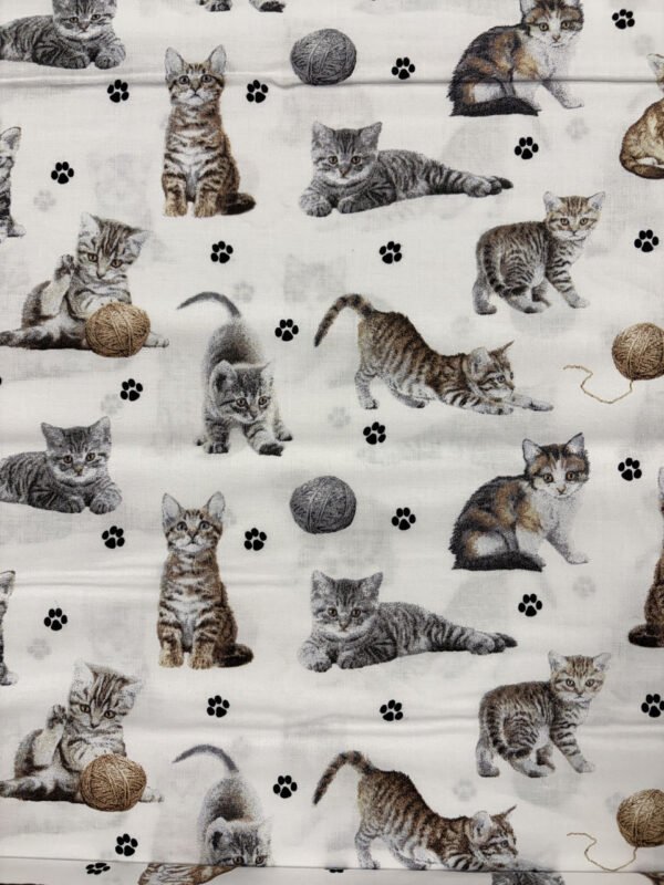 Látka s motivem koťat a klubíček vlny.