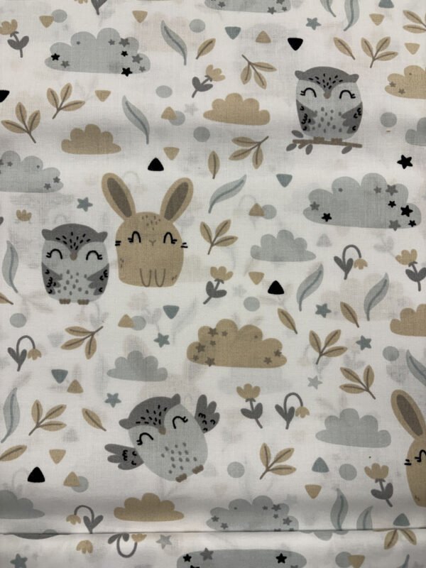 Vzor s kreslenými sovami, králíkem a mraky.