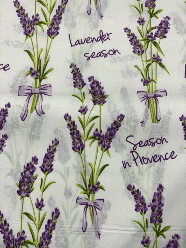 Fialové levandule s nápisy na bílém pozadí.