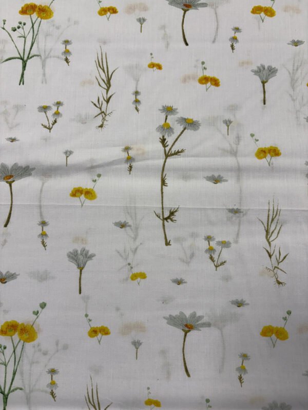 Vzor látky s květy sedmikrásek a žlutých květin.