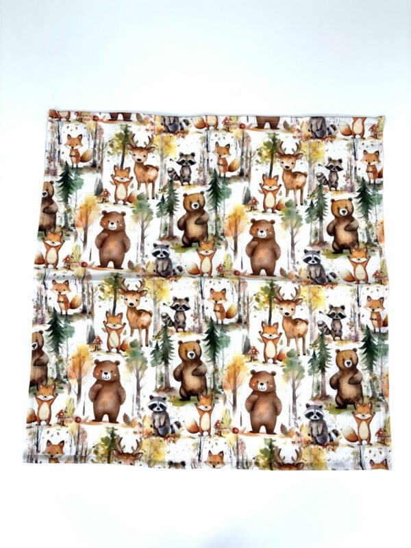 Lesní zvířata na látce: medvědi, lišky, jeleni.