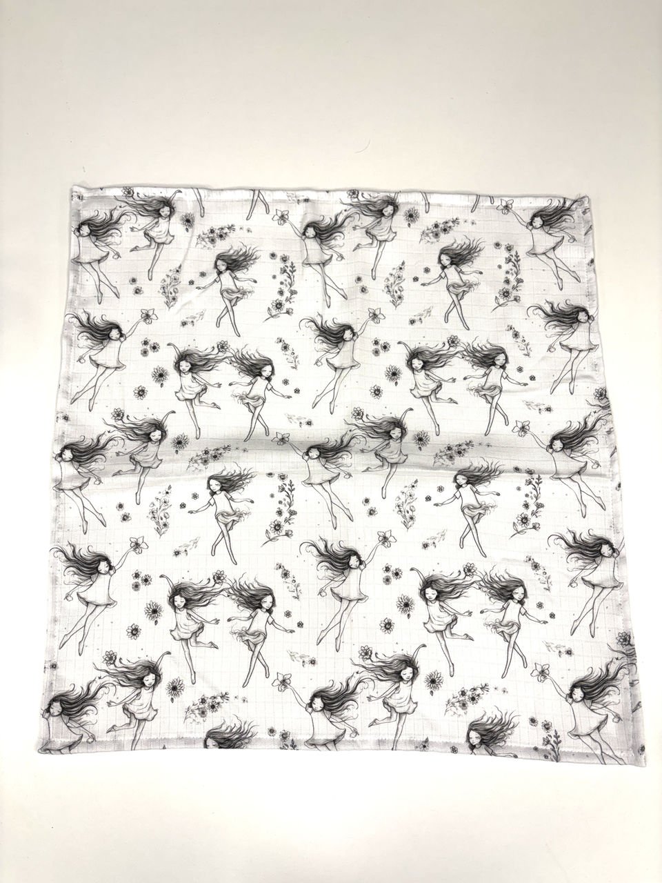Bavlněný šátek s vílami a květinovými vzory.