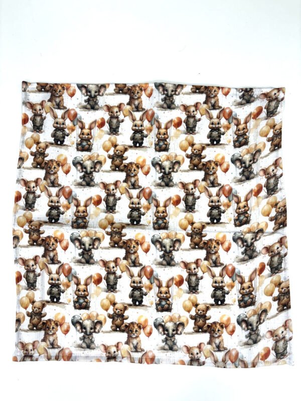 Roztomilá zvířata s balónky na látkovém designu.