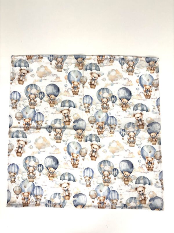 Látka s medvídky v balóně, modro-bílý vzor.