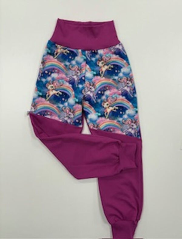 Růžové dětské legíny s jednorožcem a duhou.
