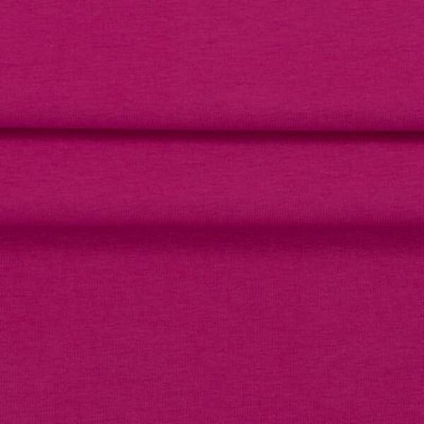 Růžová tkanina složená ve vrstvách na sobě