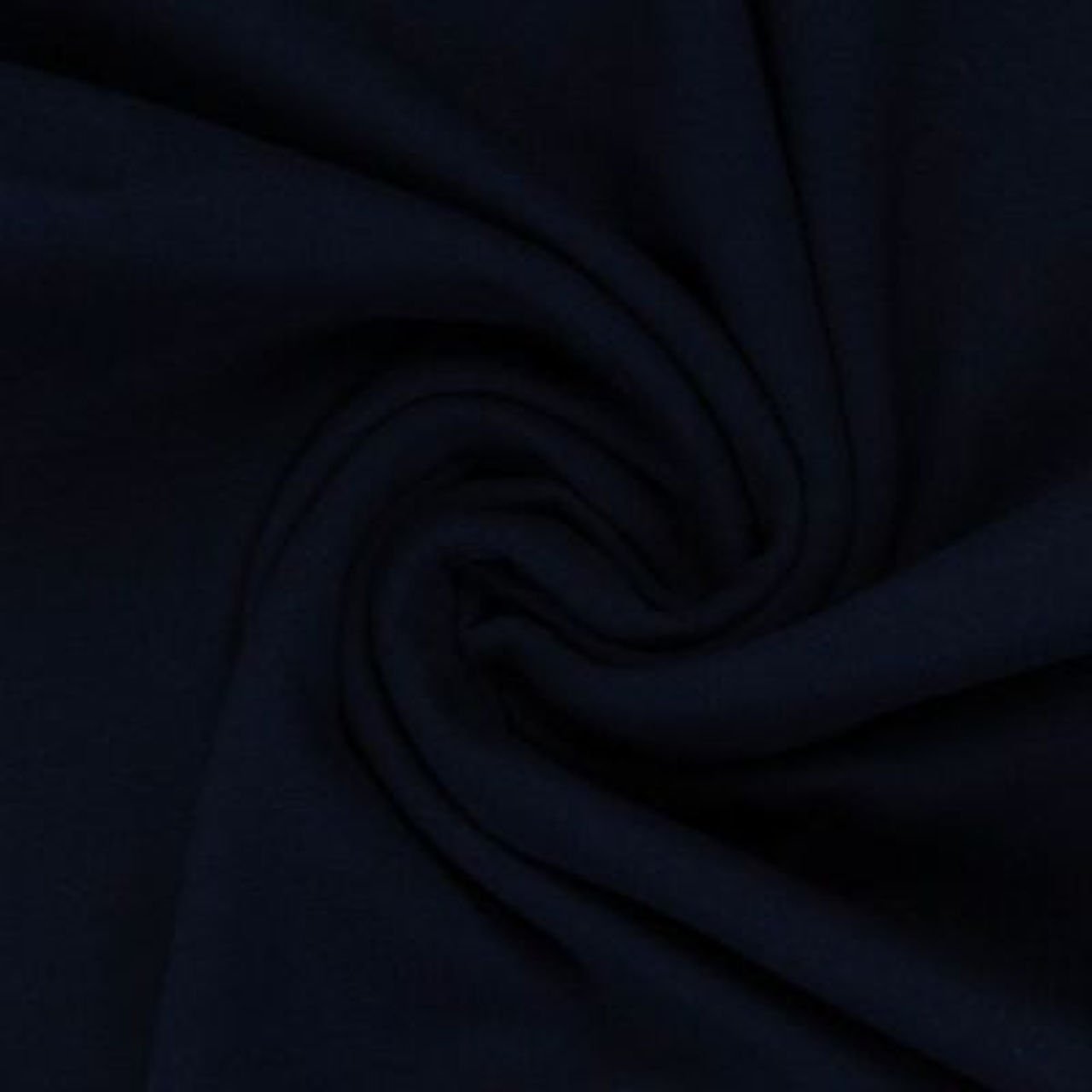 Tmavě modrá textilie stočená do spirály.