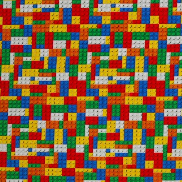Barevné lego kostky tvořící vzor.