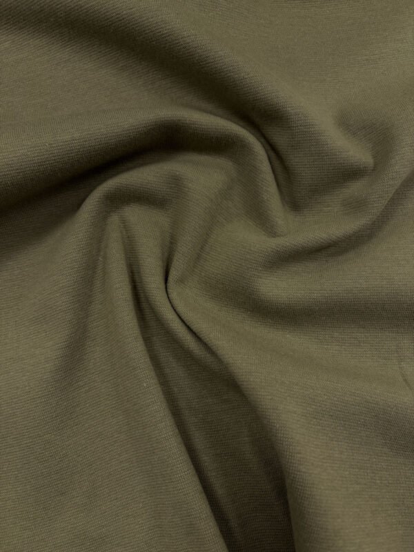 Detail látky v olivové barvě