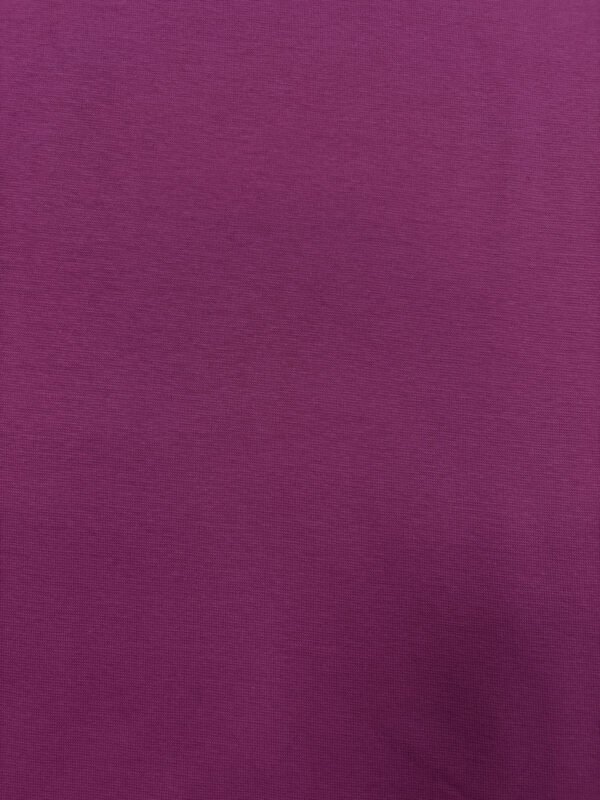 Textura fialové látky, detailní pohled