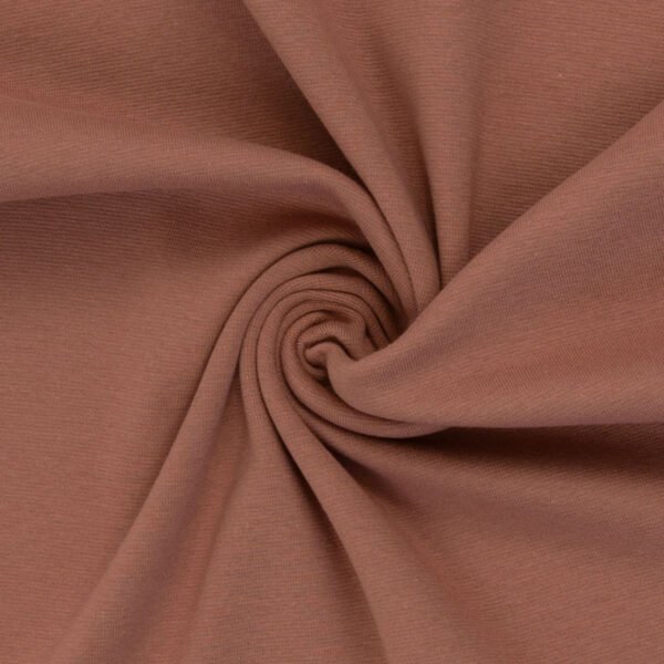 Detail hnědé látky srážené ve spirále