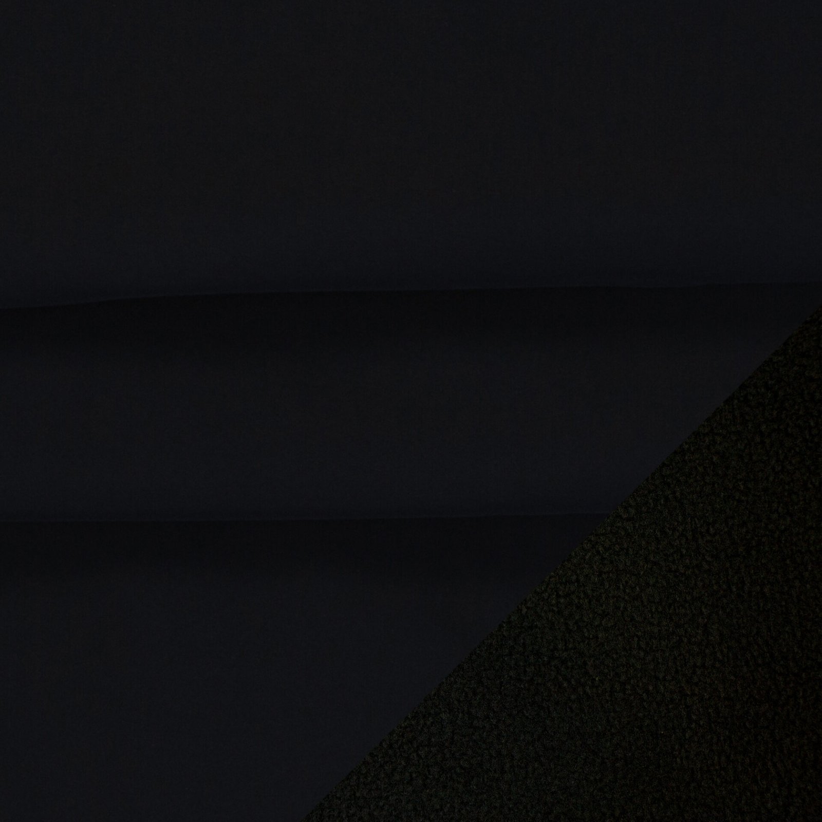 Tmavá textilie na černém pozadí