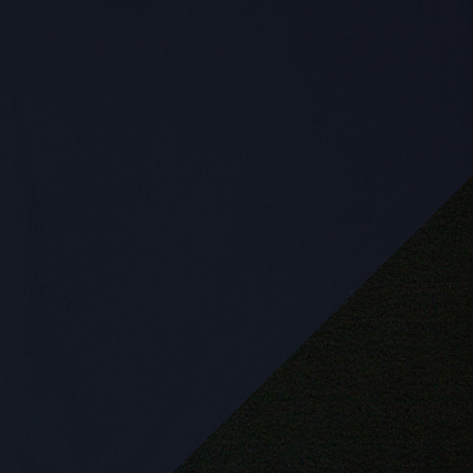 Tmavě modrá a černá textilie, detailní pohled.