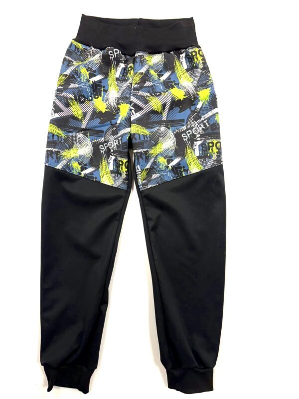 Sportovní tepláky s abstraktním designem a nápisem.