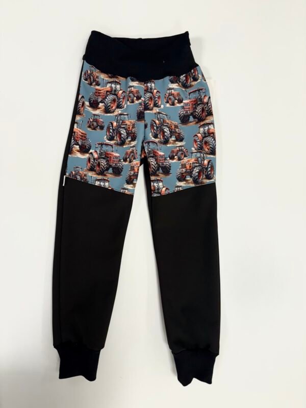 Dětské kalhoty s motivem traktorů.