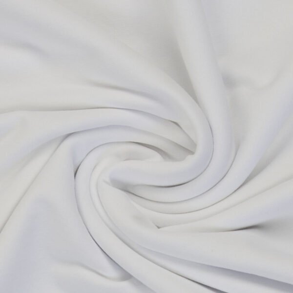 Bílá látka, detail vířících záhybů.